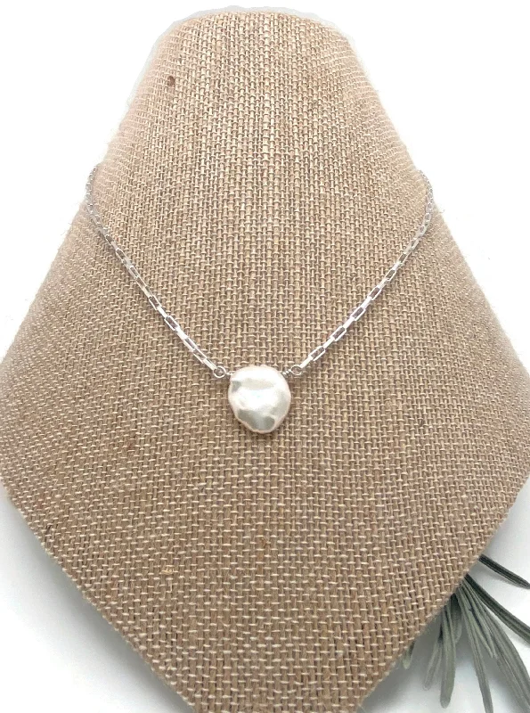 women’s minimalist diamond necklaces-Simple Petal Pearl Necklace