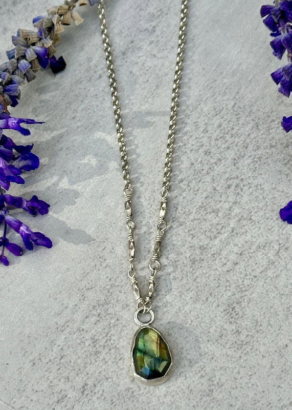 women’s custom gemstone pendant necklaces-Labradorite Links Necklace